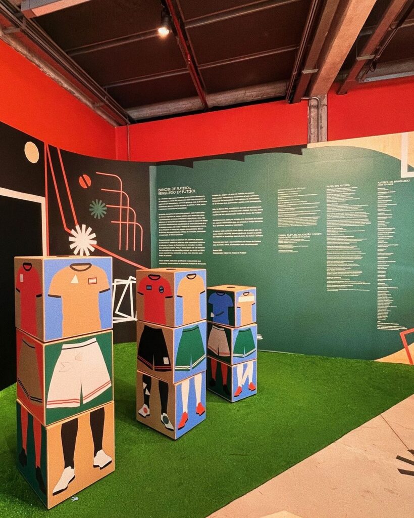 Imagem da sala de atividades para crianças do Museu do Futebol, com destaque para cubos com ilustrações do corpo de crianças com uniformes de fubebol