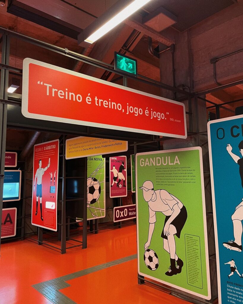 Imagem da sala de ilustrações de futebol com destaque para a placa que diz Treino é treino, jogo é jogo