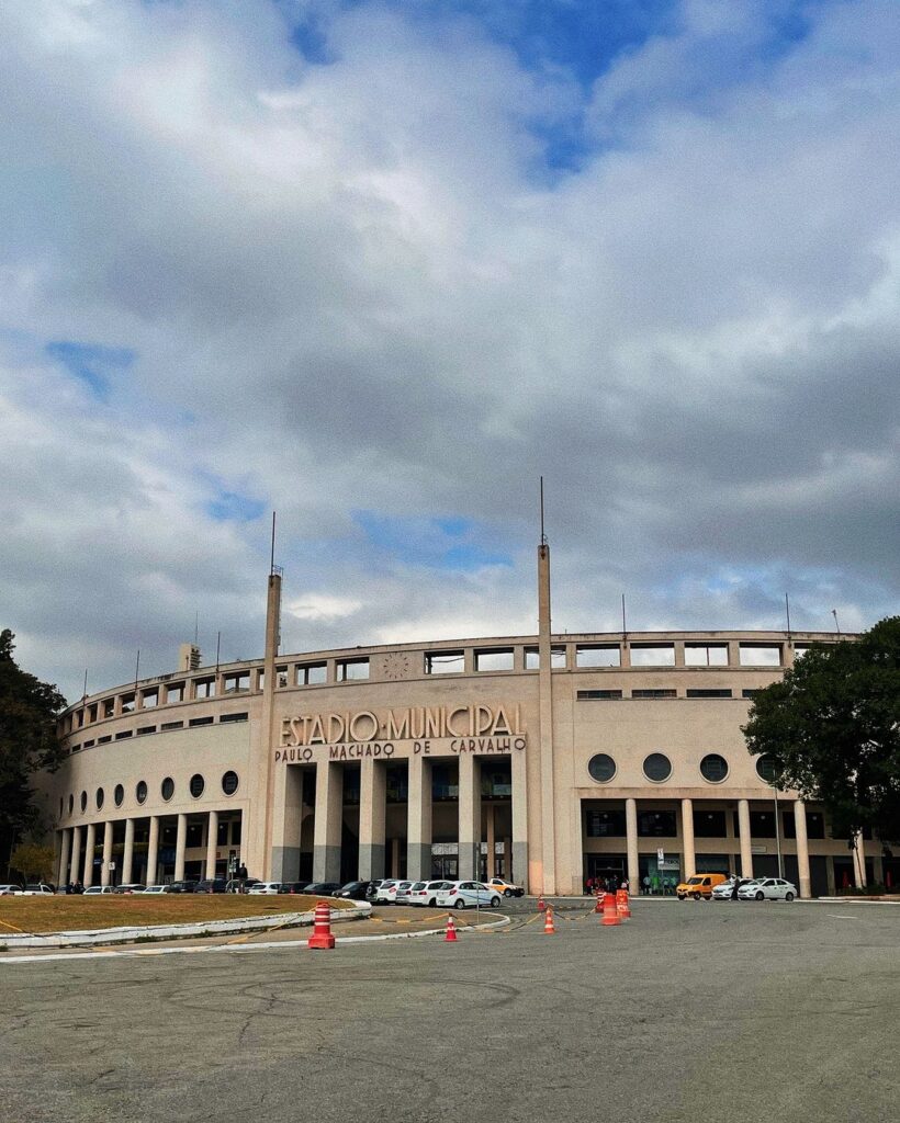 Foto da fachada do Museu do Futebol a partir da praça- passeio em São Paulo